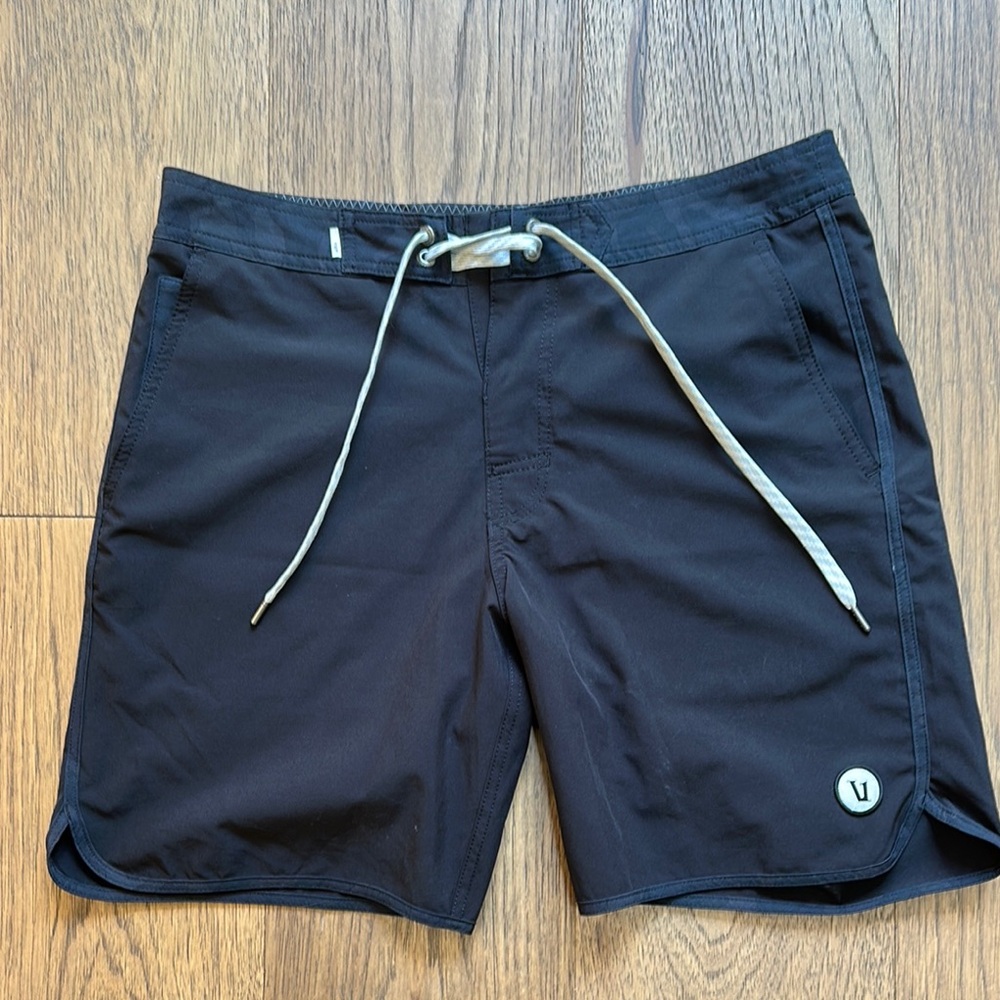 Vuori Black Board Shorts Size 30  New Without Tag